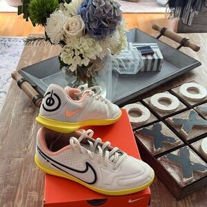 Nike JR legend 9 Tiempo Club boys futsal/indoor soccer shoes size 4Y